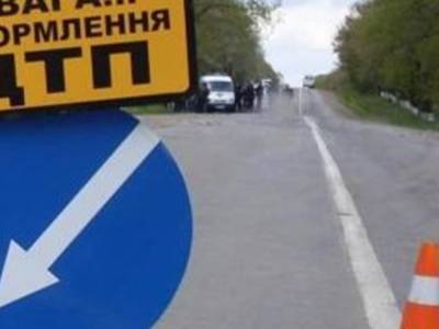 Иномарка в Днепре снесла электроопору: появилось фото ДТП - golos.ua