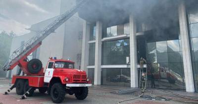 Владимир - Видео: пожар вспыхнул в здании театра в центре Владимира - ren.tv - Владимирская обл.