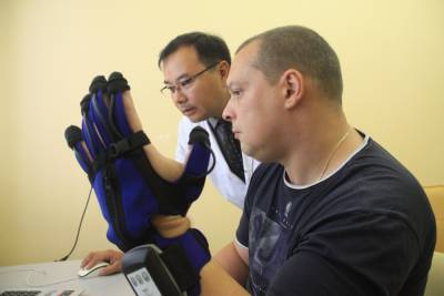 Ученые из Китая и США создали перчатку-переводчик с языка жестов - vm.ru - Китай - США - Лос-Анджелес