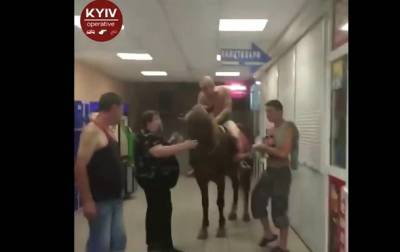Киевлянин в трусах заехал на коне в супермаркет - korrespondent.net - Киев - Черновцы