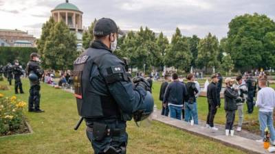 Берлин - После массовых беспорядков в Штутгарте сотни полицейских дежурят в центре города, проверяя личные вещи и документы отдыхающих - germania.one