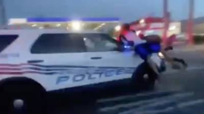 У полиции в США сдают нервы: копы наехали автомобилем на толпу протестующих – видео - 24tv.ua - США - Детройт - Протесты