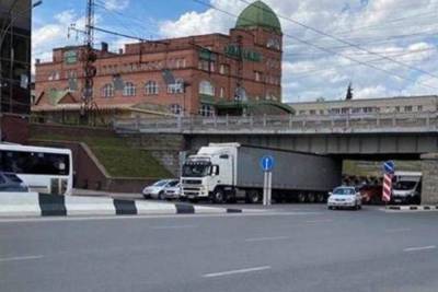 Грузовик застрял под железнодорожным мостом в Новосибирске - novos.mk.ru - Новосибирск