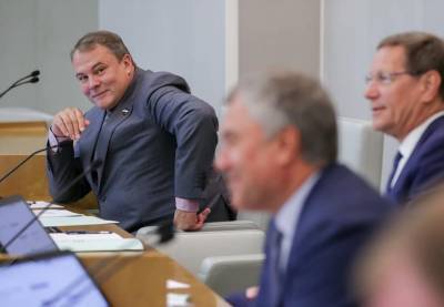 Петр Толстой - Толстой затребовал правовую оценку демонстрации ЛГБТ-символики иностранными посольствами - znak.com - Россия - США - Англия