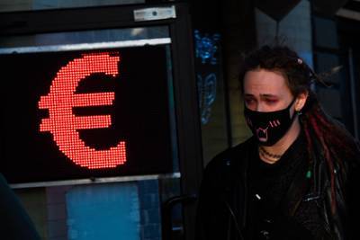 Курс евро взлетел выше 80 рублей - lenta.ru