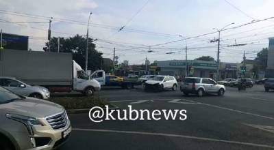 В Краснодаре иномарка после ДТП пробила ограждение и вылетела на тротуар - kubnews.ru - Краснодар