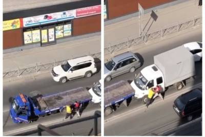 Кулачный бой новосибирских водителей на дороге стал хитом соцсетей - novos.mk.ru