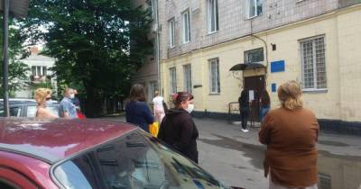 На Волыни люди с подозрением на СOVID-19 ездят общественным транспортом и часами стоят в очередях (4 фото) - tsn.ua