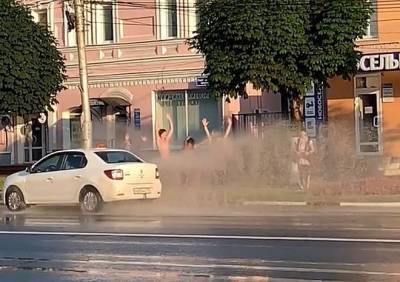 Видео: рязанцы принимают «автомобильный душ» после ливня - ya62.ru - Рязань