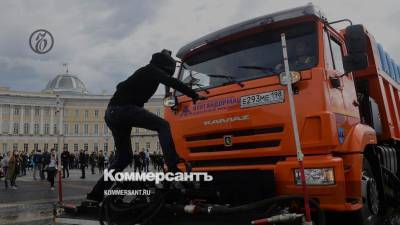 В Петербурге задержали активиста, пытавшегося преградить дорогу технике на Дворцовой площади - kommersant.ru - Санкт-Петербург