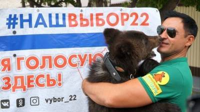Голосование с национальным колоритом: мужчина пришел на участок с медвежонком - 5-tv.ru - Барнаул - Алтайский край