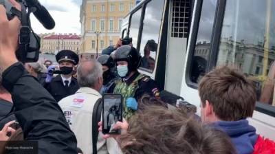 Участники флешмоба из Петербурга отказались надевать маски и провоцируют полицейских - newinform.com - Россия - Санкт-Петербург - Конституция