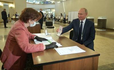 Владимир Путин - Дмитрий Песков - Элла Памфилова - Михаил Мишустин - Памфилову спросили, почему Путин и Мишустин голосовали без масок - znak.com - Россия