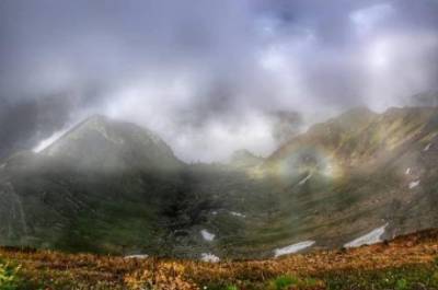 Еще такого чуда не бывало: при восхождении на гору Поп Иван турист зафиксировал невероятное оптическое явление (ФОТО) - enovosty.com