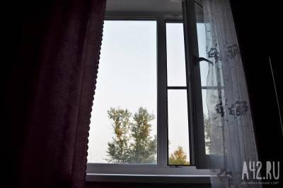 В Кемерове шестилетняя девочка выбралась в открытое окно седьмого этажа - gazeta.a42.ru - Кемерово