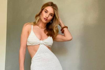 Платье с разрезами под грудью стало новым летним трендом - lenta.ru