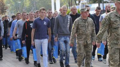 Студентов забирают в армию, несмотря на поручение Шмыгаля: "Отвели в столовую и показали, где спать" - politeka.net