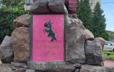 Михаил Богомолов - Вандалы в Ровно раскрасили памятник советскому военачальнику - korrespondent.net