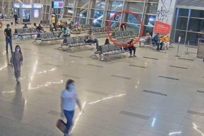 Пассажир рейса Москва — Тюмень украл в аэропорту Внуково почти сто тысяч рублей - vm.ru - Россия - ЦФО - Тюмень