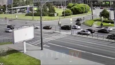 Видео: на площади Конституции столкнулись три легковых авто - piter.tv - Санкт-Петербург
