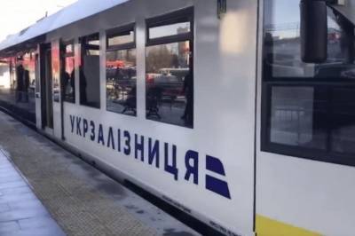 Малолетние вандалы сломали окно в поезде - mignews.com.ua