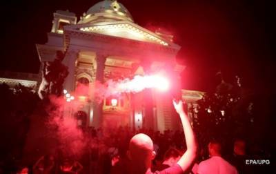 В Белграде протестующие забросали парламент петардами - korrespondent.net - Сербия - Белград - Парламент - Нападение
