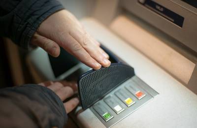 Названы правила безопасного получения денег в банкомате - vm.ru