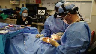Люди охотнее идут к пластическим хирургам. Помог карантин - bbc.com - Южная Корея - США - Австралия - Япония
