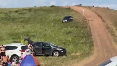 Скатившийся с пригорка автомобиль переехал водителя и раскидал туристов в Башкортостане - 5-tv.ru - Башкирия