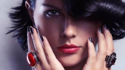 О чем говорит привычка носить кольцо на определенном пальце? — Видео - 5-tv.ru
