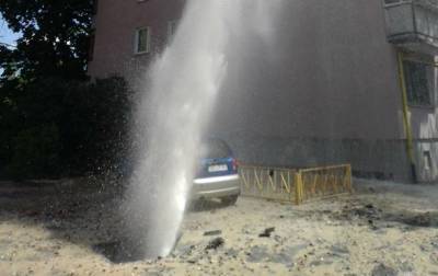 В Киеве авария на магистральном водопроводе, фонтан бьет до девятого этажа - korrespondent.net - Киев