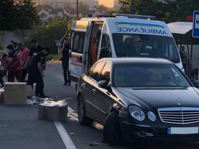 Невнимательный водитель Mercedes сбил двух девушек-полицейских в Мелитополе - golos.ua - Украина - Мариуполь - р-н Приморский - Мелитополь