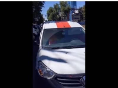 Водитель служебного авто отличился «шикарной» парковкой на центральном проспекте в Днепре - golos.ua - Украина