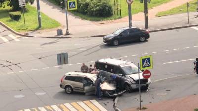 На перекрестке Бабушкина и Красных Зорь столкнулись две машины - piter.tv - Санкт-Петербург