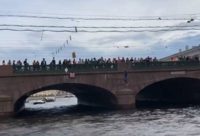 Экстрим над Фонтанкой: жители Петербурга засняли канатоходца - online47.ru - Петербурга