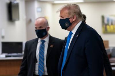Дональд Трамп - Трамп впервые за время пандемии появился на публике в защите - vkcyprus.com - США - Вашингтон