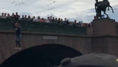 В Сети появилось видео с прошедшим над Фонтанкой в Петербурге канатоходцем - vm.ru - Санкт-Петербург