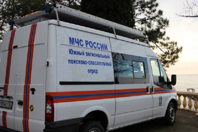 В Сочи спасатели эвакуировали с пляжа мужчину, напоровшегося ногой на арматуру - kubnews.ru - Россия - Сочи