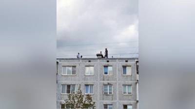 В Ломоносове психолог и полиция уговаривают мужчину не прыгать с крыши - piter.tv - Санкт-Петербург