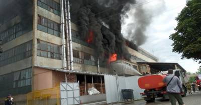 В Черновцах вспыхнул крупный пожар на фабрике: что известно - tsn.ua - Черновцы