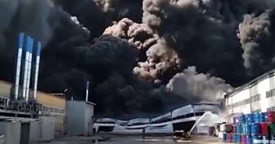 Площадь пожара на складе в Самаре возросла до 2500 кв. метров - ren.tv - Самара