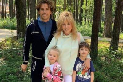 Алла Пугачева - Максим Галкин - Максим Галкин опубликовал снятой Аллой Пугачевой видео игры детей в бассейне с папой - mignews.com.ua - Россия