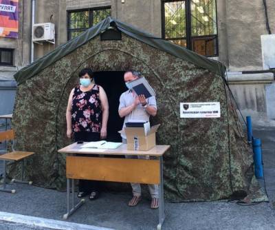 Выпускникам-гуманитариям УрФУ выдали дипломы из армейской палатки - znak.com - Екатеринбург - Уральск