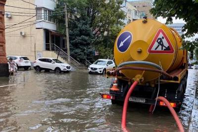 В Краснодаре 36 спецавтомобилей ликвидируют подтопления - kubnews.ru - Россия - Краснодарский край - Краснодар