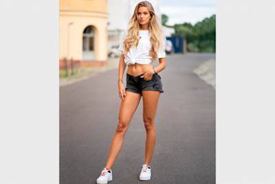 Алиса Шмидт - Самую сексуальную атлетку мира назвали мотиватором после фото в коротких шортах - lenta.ru - Германия