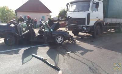 В Калинковичском районе столкнулись грузовик и легковушка, есть пострадавшие — фото, видео - gomel.today - район Калинковичский