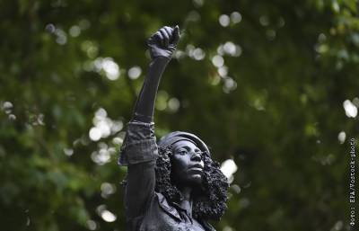 Памятник работорговцу в Бристоле заменили статуей противницы расизма - interfax.ru