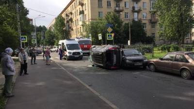 Ольга Берггольц - Иномарка завалилась на бок после ДТП на перекрестке Пинегина и Берггольц - piter.tv