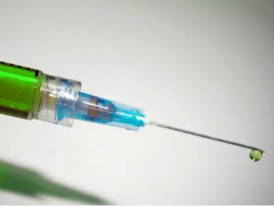 Тимур Пестерев - Врач предположил, когда в России начнется массовая вакцинация от СOVID-19 - rosbalt.ru - Россия