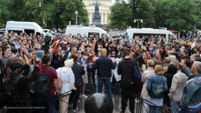Противники поправок в Конституцию РФ в Петербурге пришли на сбор подписей со спиртным - polit.info - Россия - Санкт-Петербург - Петербург